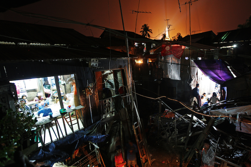 Shwedagon slum at night - Yangon (Burma)