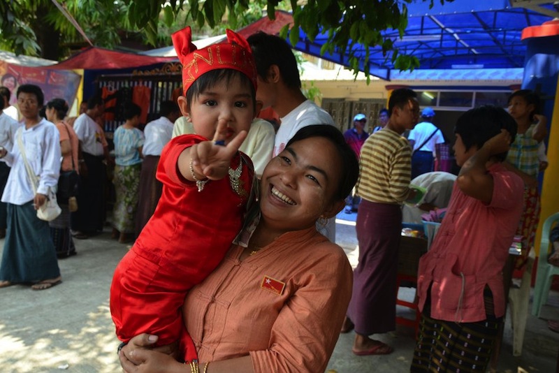 V for Victory - NLD supporters