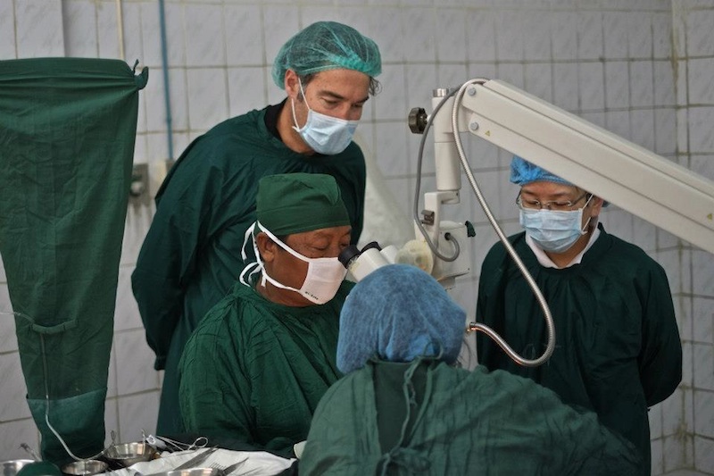 Dr Muecke and Sistser Teo observing cataract surgery at Kalaymyo Eye Centre