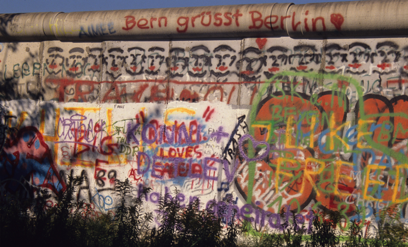 The Berlin Wall : Bern Grusst