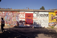 The Berlin Wall : Make Revolution